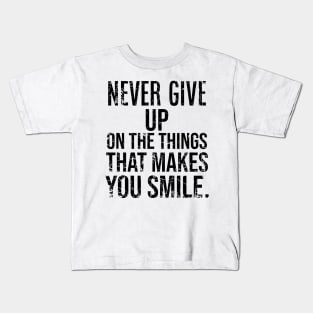 Never Give Up On The Things That Makes You Smile Kids T-Shirt